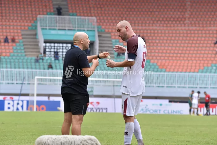 Bernardo Tavares beri petunjuk kepada pemain PSM Makassar (foto ligaindonesiabaru)