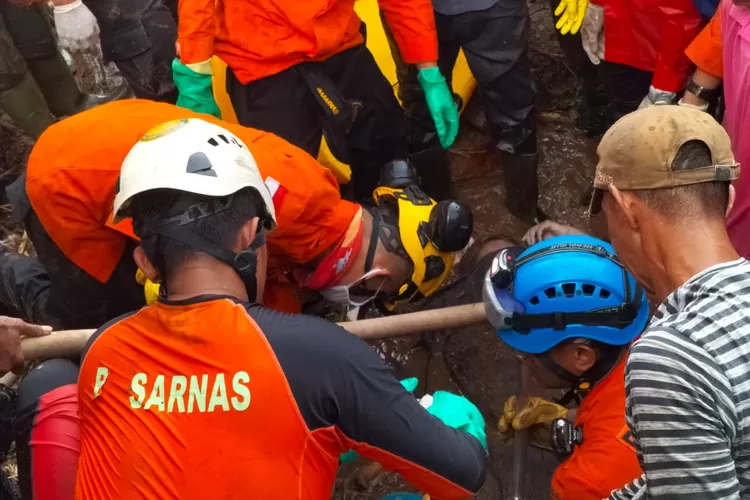 Tim SAR gabungan dari beberapa instansi dan elemen masyarakat berhasil menemukan jenazah korban tanah longsor di Tanjung Raya, Kabupaten Agam (Basarnas Padang)