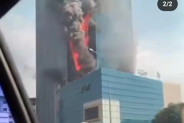 Peristiwa kebakaran besar melanda gedung pencakar langit Menara K Link di Jalan Gatot Subroto Jakarta Selatan  (Ist)