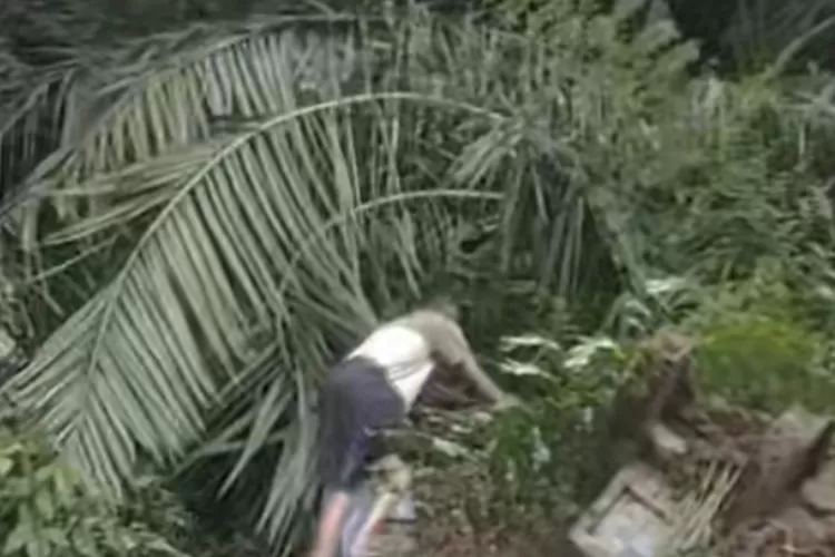 Kondisi puluhan makam rusak, 8 mayat keluar dari kuburan akibat longsor di kota Padang, Sumbar. (Yoriesta Afnenda Ramizal )