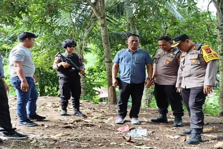 Kapolres Padangsidimpuan AKBP Dudung Setyawan memperhatikan sejumlah barang bukti sebagai alat untuk mengkonsumsi narkotika jenis sabu berserakan di tanah perladangaan  Silayang-layang (Realitasonline.id/Riswandy)