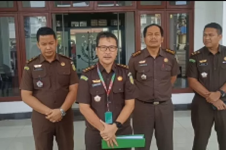 Kajari Kasi Intelijen Yunius Zega dan para Kasi menjelaskan terkait penghentian penyelidikan kasus dugaan pungli PPPK (Realitasonline.id/Riswandy)