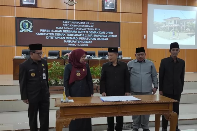 Bupati Demak dan DPRD Setujui Raperda Kemudahan, Pemberdayaan Koperasi dan Usaha Mikro