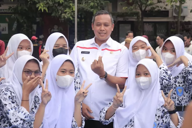 Plt Wali Kota Bekasi Tri Adhianto bersama siswa di Kota Bekasi. (Pemkot Bekasi)