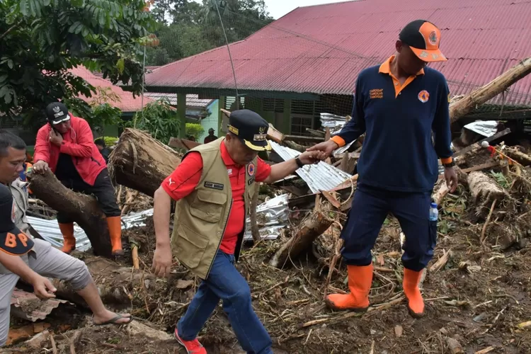 Bupati Agam Dr Andri Warman tinjau Sekolah SMP Negeri 4 yang mengalami kerusakan parah terdampak bencana longsor (AMC News)