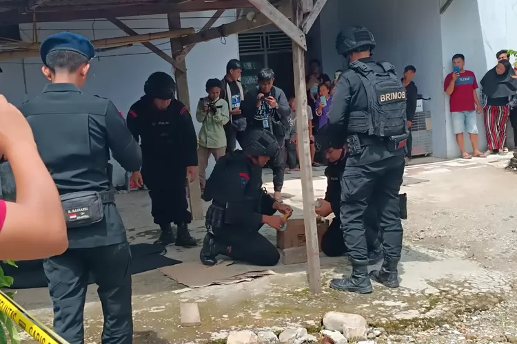 Pihak kepolisian dari Polsek Padang timur di lokasi sudah memasang garis Polisi di lokasi ditemukannya diduga granat (harianhaluan.com - Jefrimon)