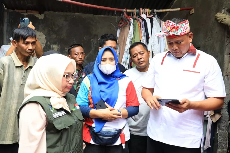 Plt Wali Kota Bekasi Tri Adhianto meninjau lokasi bantuan Rutilahu. (Pemkot Bekasi)