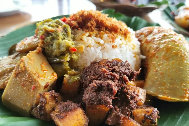 Cara pembuatan Nasi Kapau, Makanan Khas Sumatera Barat yang mirip dengan Nasi Padang./Geotimes