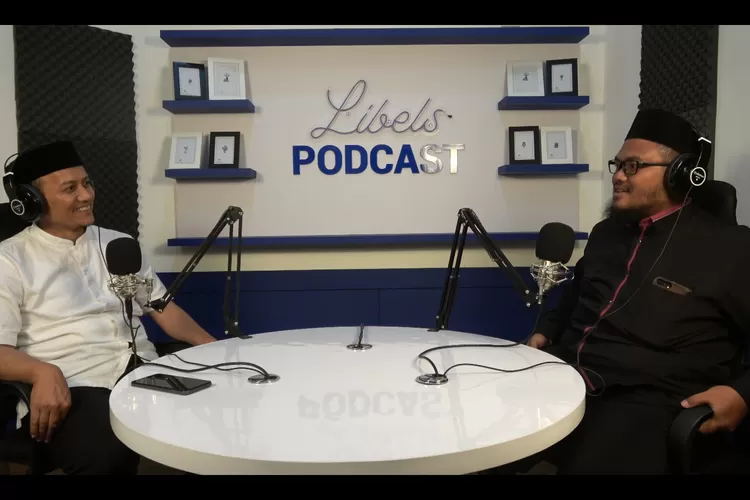 Dr. Toto Suharya, S.Pd., M.Pd berbincang bersama Guru Gembul  di Studio Libels Podcast SMAN 15 Bandung (GoraJuara.com/dok AKSI)