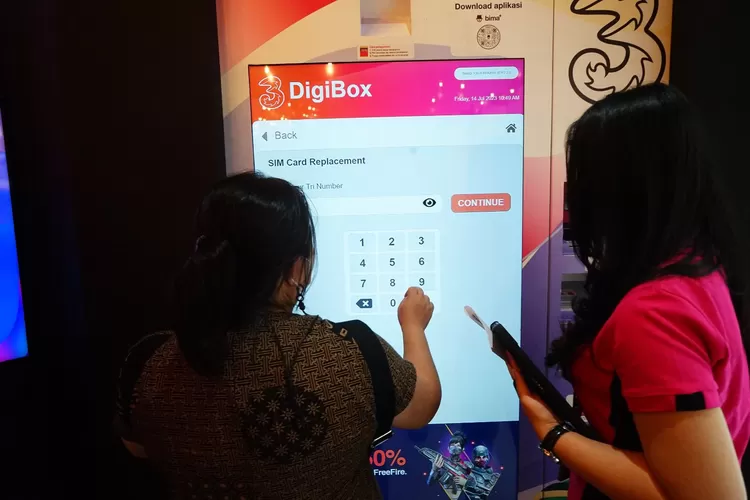 Seorang pelanggan sedang menggunakan digital vending machine (3Digibox) untuk penggantian kartu. Digital Vending Machine akan beroperasi selama 24 jam dalam sehari, sekalipun saat 3Store tutup.  (Istimewa)