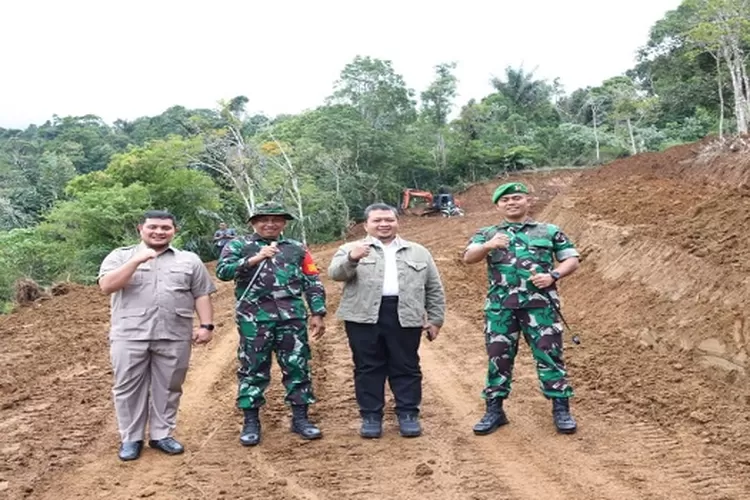 Bupati Tapsel Dolly Parlindungan Pasaribu bersama Ketua DPRD Tapsel Abdul Basyith Dalimunthe dan Dandim 0212 / Tapsel selaku Dan Satgas TMMD 117 Kodim 0212/Tapsel Letkol Inf Amrizal Nasution, saat meninjau lokasi TMMD di Kelurahan Sitinjak Kecamatan Angkola Barat Kabupaten Tapsel ( Realitasonline.id/Riswandy)