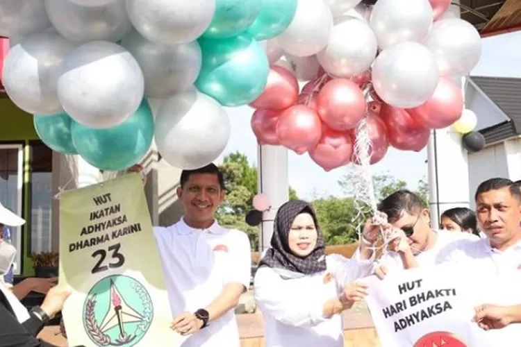 Kapolres Tapsel AKBP Imam Zamroni melepas balon POR Hari Bhakti Adhyaksa ke 63 tahu 2023 jajaran Kejari Tapsel di Lapangan Parade Kantor Bupati Tapsel- (Realitasonline.id/Riswandy)
