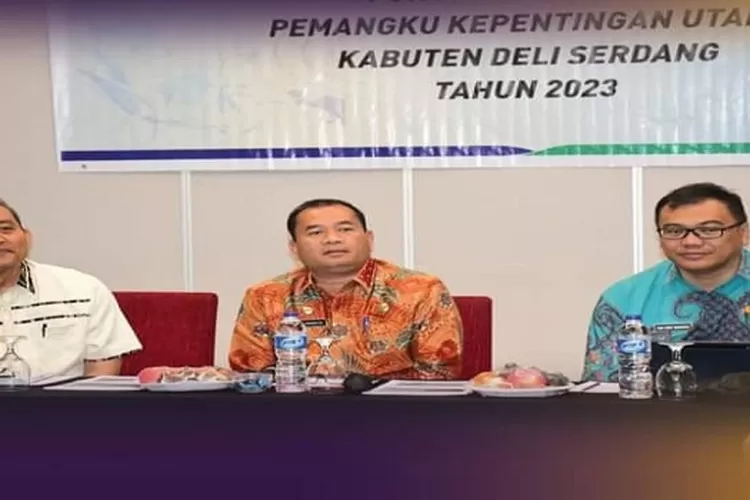 Sekda Timur Tumanggor (tengah) didampingi Kadis Kesehatan Asri Ludin Tambunan (paling kanan) pada pertemuan Forum Komunikasi Pemangku Kepentingan Utama Deli Serdang (Realitasonline.id/zul)