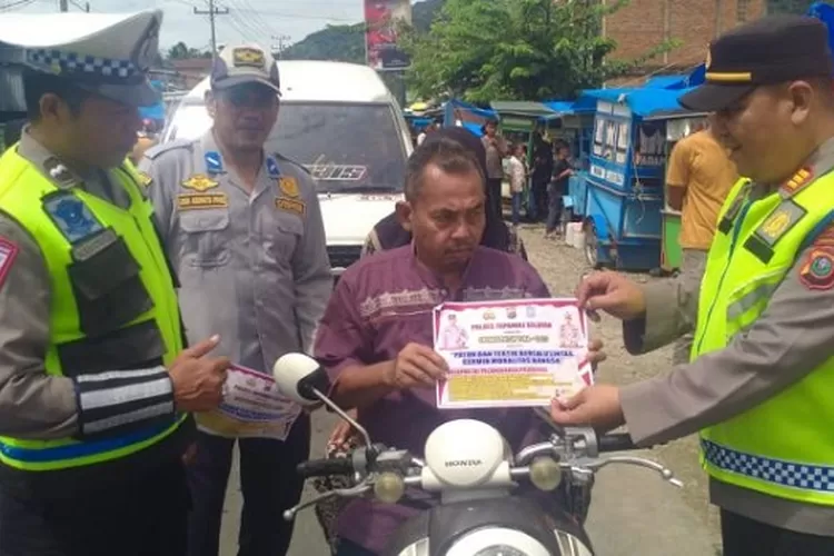 Personil Sat Lantas Polres Tapsel menggelar pengawasan dalam rangka Operasi Patuh Toba 2023 di Jalan Umum Pekan Sigalangan Batang Angkola  (Realitasonline.id/Riswandy)