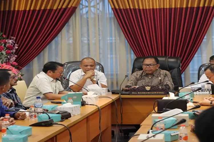 Ketua DPRD Sumut Baskai Ginting Bahas Infrastruktur jalan dan jembatan di Nias Barat bersama anggota dewan Nias Barat (Realitasonline.id/mis)