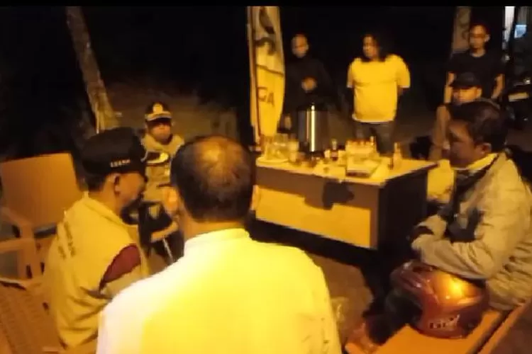 Stakeholder Kelurahan Sukatani, Kecamatan Tapos menangkap orang-orang yang dengan sengaja membuang sampah secara sembarangan di Jalan Dongkal.