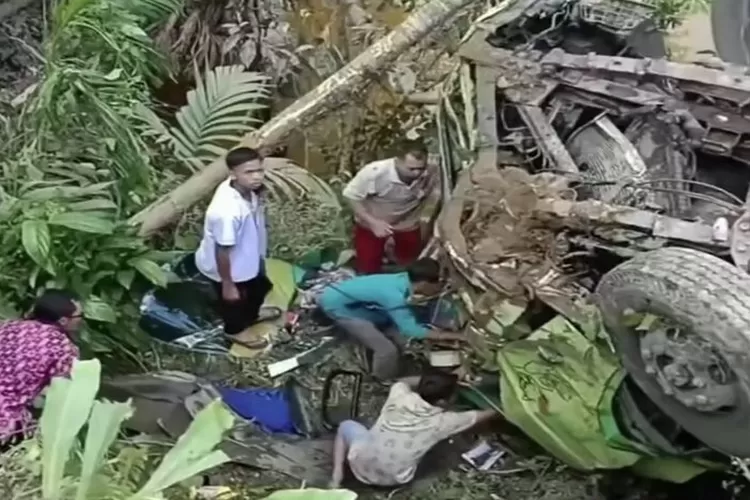 Truk CPO Diduga Rem Blong Hingga Masuk Jurang di Pesisir Selatan. (Tangkap layar Instagram/@kabarpessel)