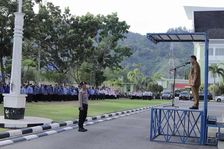 Bupati Pesisir Selatan Rusma Yul Anwar pimpin upacara peringatan Hari Koperasi Indonesia tahun 2023 di halaman Kantor Bupati Pesisir Selatan. Senin, (17/07). (Kominfo Pesisir Selatan)