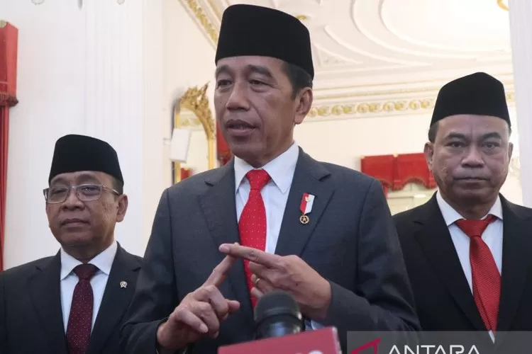  Presiden Jokowi memberikan keterangan pers setelah Pelantikan Menteri, Wakil Menteri, dan Anggota Wantimpres Sisa Masa Jabatan 2019-2024 di Istana Negara, Jakarta, Senin (17/7/2023).  (ANTARA/Desca Lidya Natalia.)