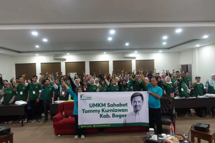 Tomy Kurniawan foto bersama komunitas UMKM