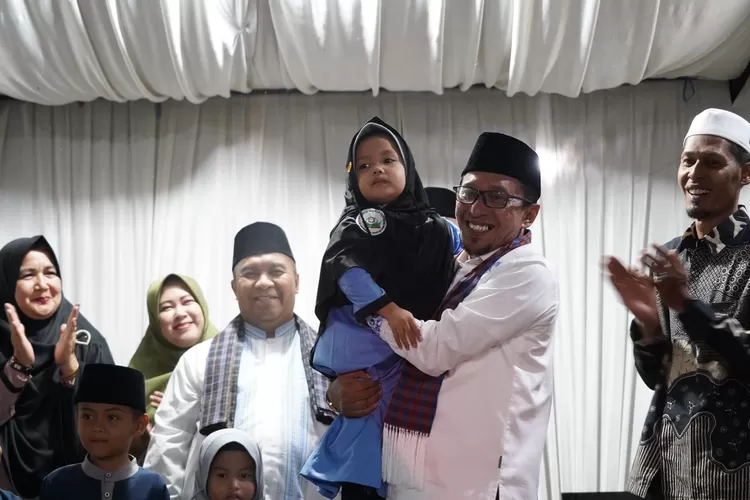 Bupati Eka Putra gendong hafizhah cilik di Rumah Tahfizh Gratis Ukhuwah.(Prokopim)