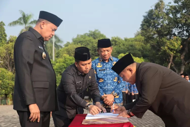 Plt Wali Kota Bekasi Tri Adhianto melantik Dirut Perumda Tirta Patriot Kota Bekasi Ali Imam Faryadi. (Pemkot Bekasi)