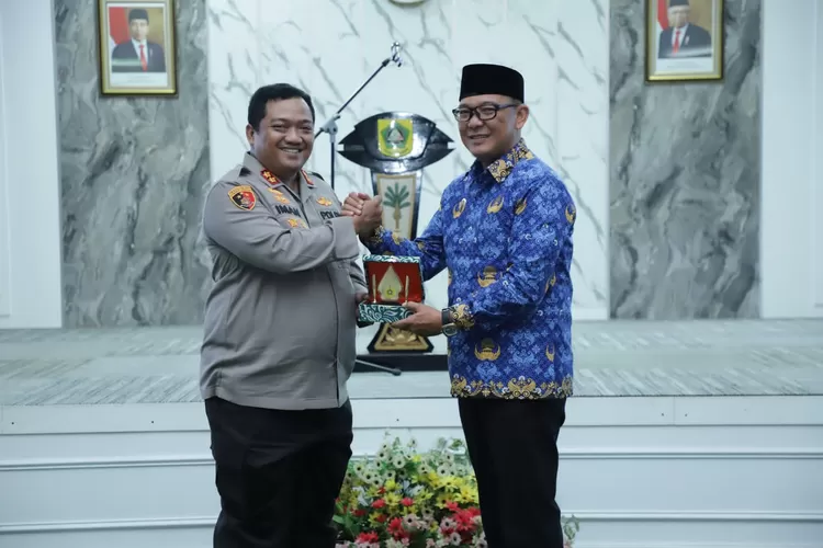 Plt Bupati Bogor Iwan Setiawan memberikan kenang-kenangan saat kegiatan Laporan Pertanggungjawaban Publik yang disampaikan AKBP Iman Imanuddin di Ruang Serbaguna I Sekretariat Daerah, Cibinong, Senin 17 Juli 2023. (Diskominfo)
