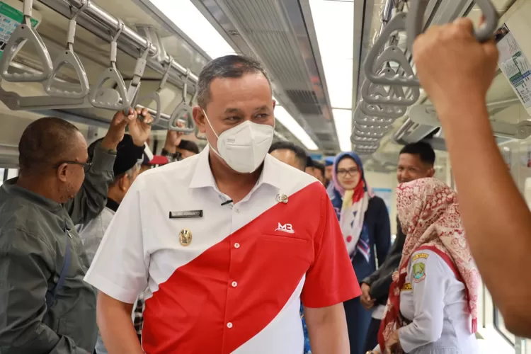 Plt Wali Kota Bekasi Tri Adhianto mencoba LRT Jabodebek. (Pemkot Bekasi)