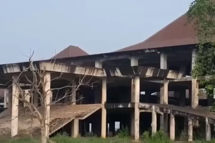 Foto keadaan gedung di Kota Baru Lampung yang menjadi mega proyek mangkrak di Sumatera (Youtube CNN Indonesia)