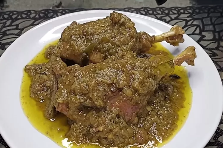 Resep gulai itiak lado mudo makanan khas Minangkabau dengan bahan dasar beberk  (YouTube Dapur Wandi)