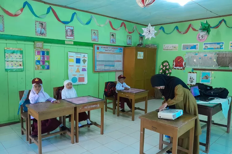 Siswa baru di SD 27 Cangkiang, Kabupaten Agam tetap belajar meski hanya tiga orang (Harianhaluan.com/Vesco)