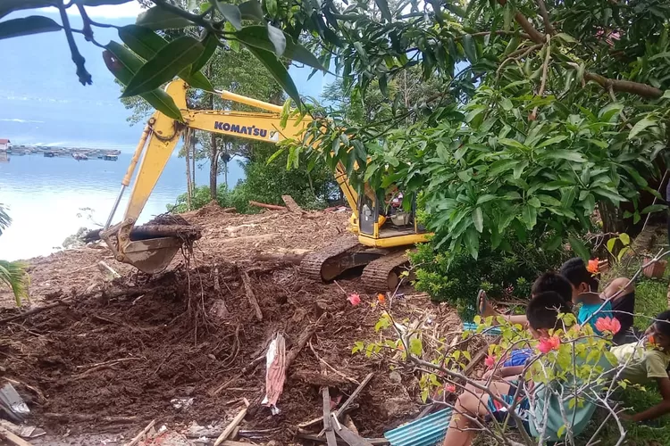 kerusakan akibat bencana banjir dan tanah longsor, jalur Tanjung Sani-Maninjau akhirnya berangsur-angsur mulai terbuka, Senin 17 Juli 2023. (dok. Diskominfo)