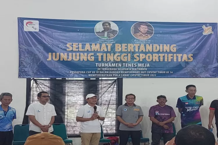 Kepala Camat Ciptim Hamdani membuka turnamen Tenis Meja  Piala Ciptim sebagai rangkaian peringatan Hari Jadi Ciputat Timur ke-16. (Sadono )