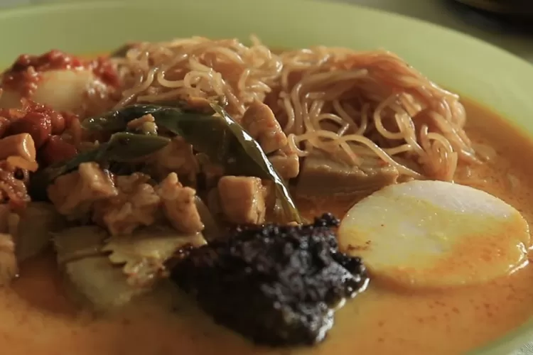 Lontong Medan, kuliner khas Sumatera Utara.  (Layar Tangkap YouTube DAPURSICONGOK)