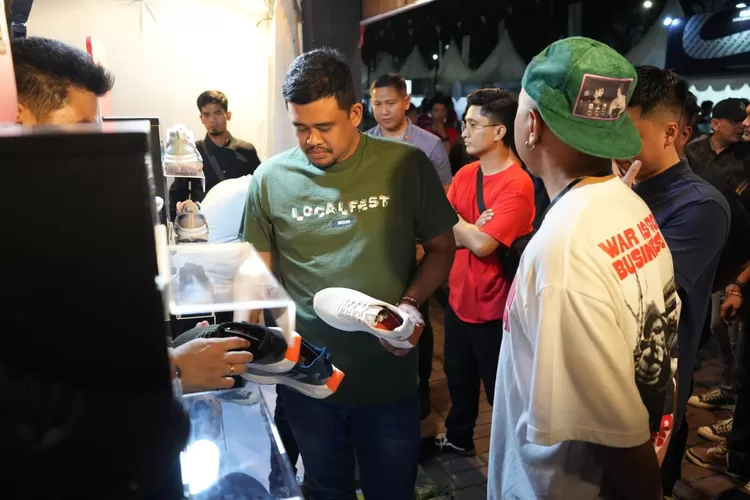 Walikota Medan Bobby Nasution bersama Rico Lubis mengunjungi tenant-tenant UMKM Lokal di Lokalfest 2023 Kota Medan.  (dok. Pemkot Medan)