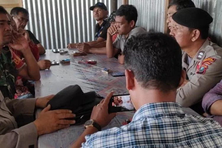 Forkopimcam Batang Toru, menghadiri dialog terkait permasalahan PT SAE Group &ndash; Sinohydro Corporation Limited dengan pengelola kantin karyawan ( Realitasonline.id/Riswandy)