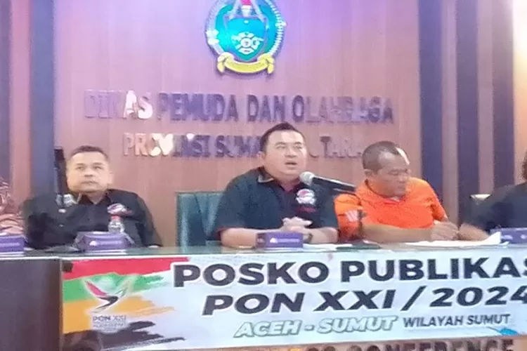 Ketua Pengprov WI Sumut Darsen (tengah) memberi penjelasan mengenai persiapan atlet wushu Sumut menghadapi PON 2024 (Realitasonline.id/kim)