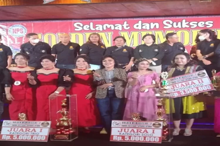 Satika Simamora foto bareng para juara dan panitia (Realitasonline.id/MN)