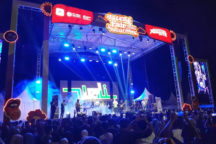 Penutupan Jateng Fair 2023  dengan penampilan Wali. Setelah ditutup Jateng Fair optimistis tahun depan lebih meriah. (Ayosemarang.com/ Audrian Firhannusa)