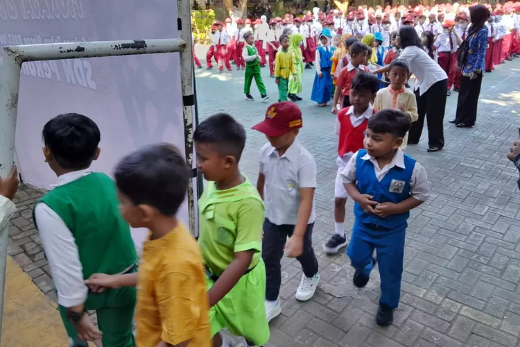 Para siswa baru SDN Pekunden Semarang yang belum mengenakan seragam SD saat melaksanakan program MPLS.  ((Ayosemarang.com/ Audrian Firhannusa))