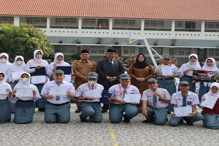 Ketua DPRD Sumut Baskami Ginting bersama para pimpinan sekolah dan siswa-siswi SMAN 1 Medan (Realitasonline.id/mis)