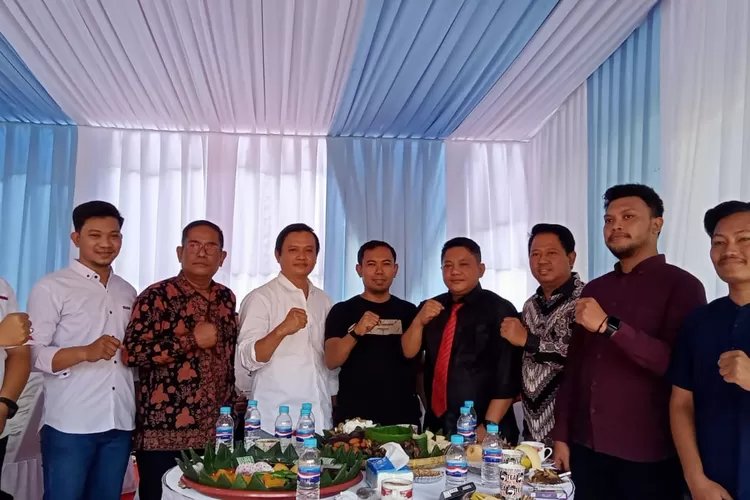 Anggota DPRD Kota Bekasi Heri Purnomo dan Direktur Utama (Dirut) Perumda Tirta Patriot Kota Bekasi Ali Imam berfoto bersama. (Pemkot Bekasi)