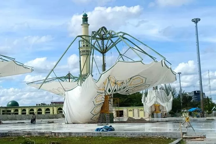 42 Miliar nilai proyek payung elektrik bak Masjid Nabawi Madinah di Masjid Agung An Nur Pekanbaru berpolemik, anak Gubernur Riau Syamsuar terseret. (Yoriesta Afnenda Ramizal )