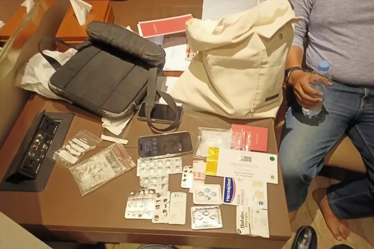Obat-obatan milik lansia yang meninggal di Hotel Gumaya Semarang usai bercinta dengan teman wanitanya.  (Istimewa)