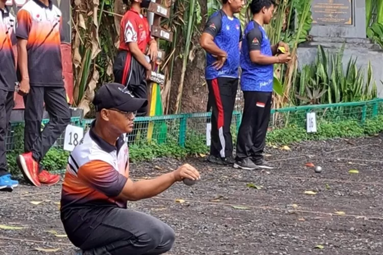 Seorang atlet Petanque DKI Jakarta sedang membidik sasaran dalam pertandingan final.
