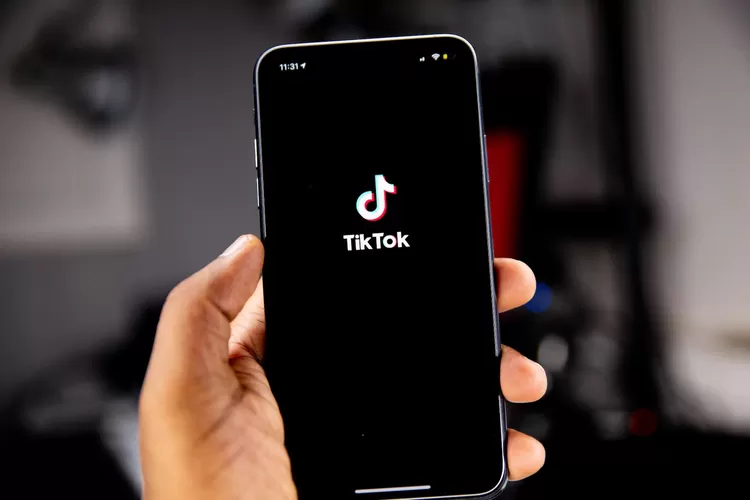 TikTok menjadi salah satu media sosial yang paling digandrungi, selain menjadi platform berbagi video, juga membuka TikTok Shop (Gorajuara/Unsplash/Solen Feyissa)