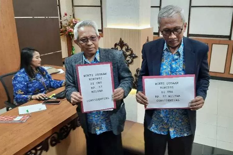 Dua mantan petinggi MWA UNS Solo menyerahkan dokumen dugaan korupsi di UNS ke Wali Kota Solo (Endang Kusumastuti)