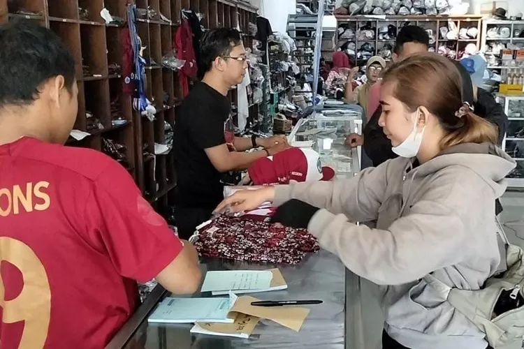 Ramai pembeli di salah satu toko perlengkapan sekolah di Batang. Foto: Muslihun kontributor Batang