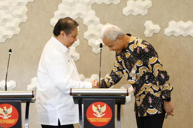 Menko Perekonomian Airlangga Hartarto saat bertemu Gubernur Jateng Ganjar Pranowo dalam membahas percepatan Tol Semarang-Demak.  (Humas Jateng)