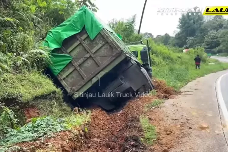 Kecelakaan kendaraan besar di Sitinjau Lauik (Youtube Sitinjau Lauik Truck Video)